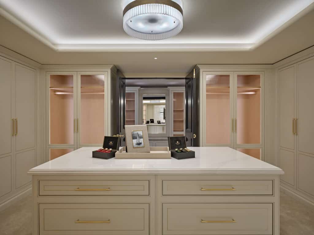 dressing-room-with-island